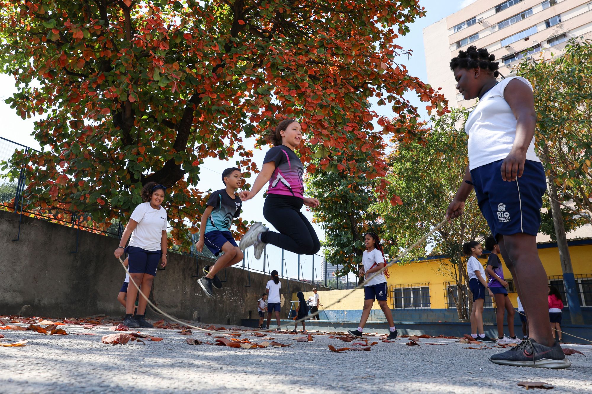 crianças pulam corda em escola pública do Rio de Janeiro