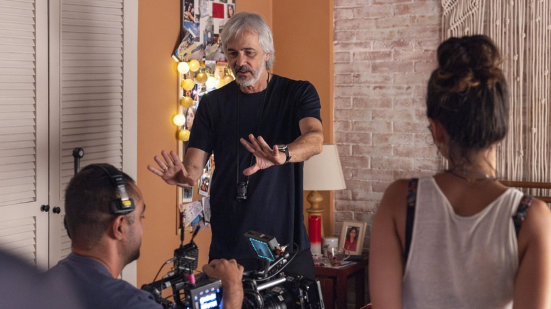 Diretor artístico da dramaturgia do quadro 'Você Decide', Paulo Silvestrini orienta equipe
