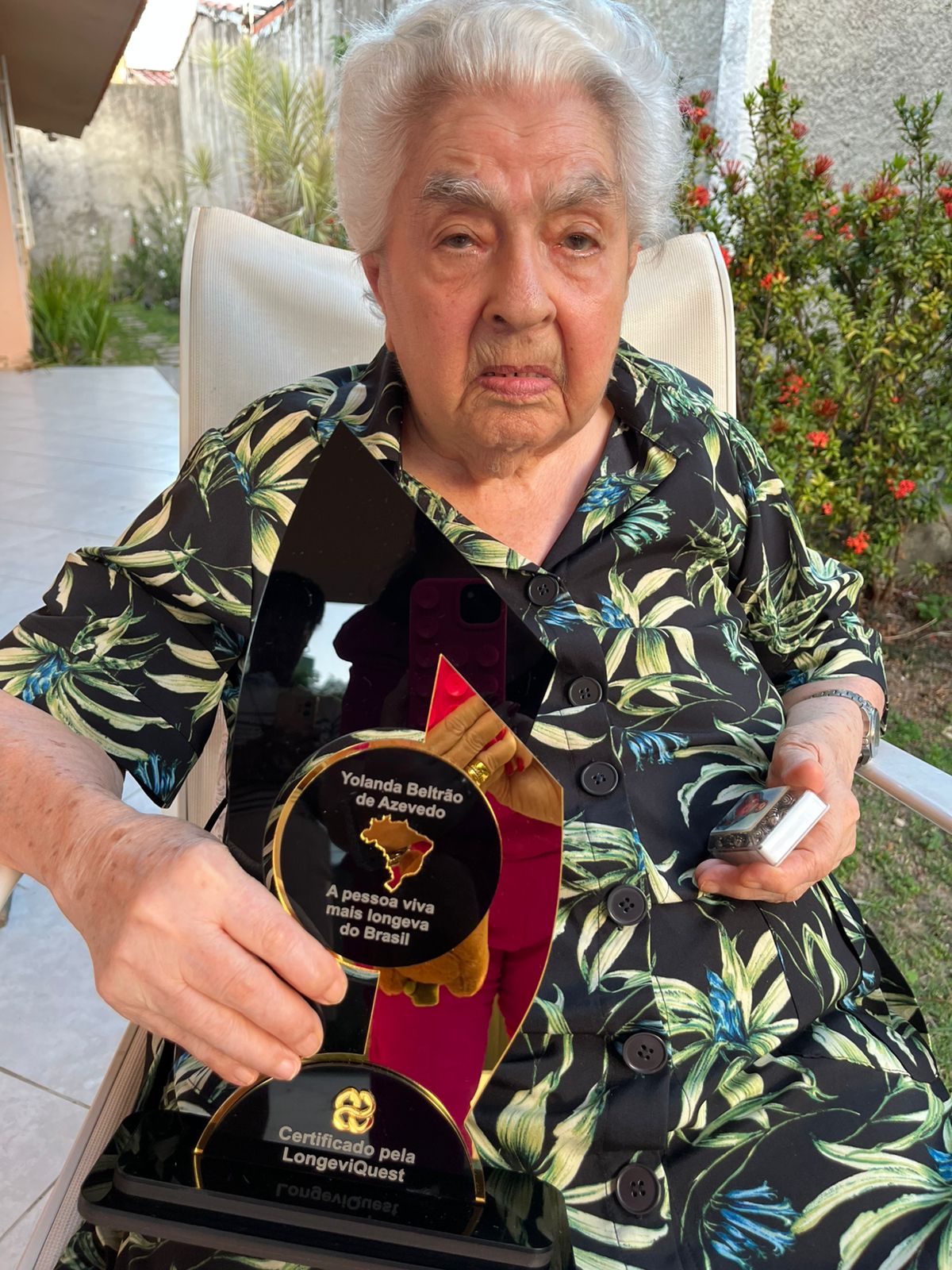 Yolanda Beltrão com o troféu LongeviQuest, que a reconhece como a residente mais velha do Brasil