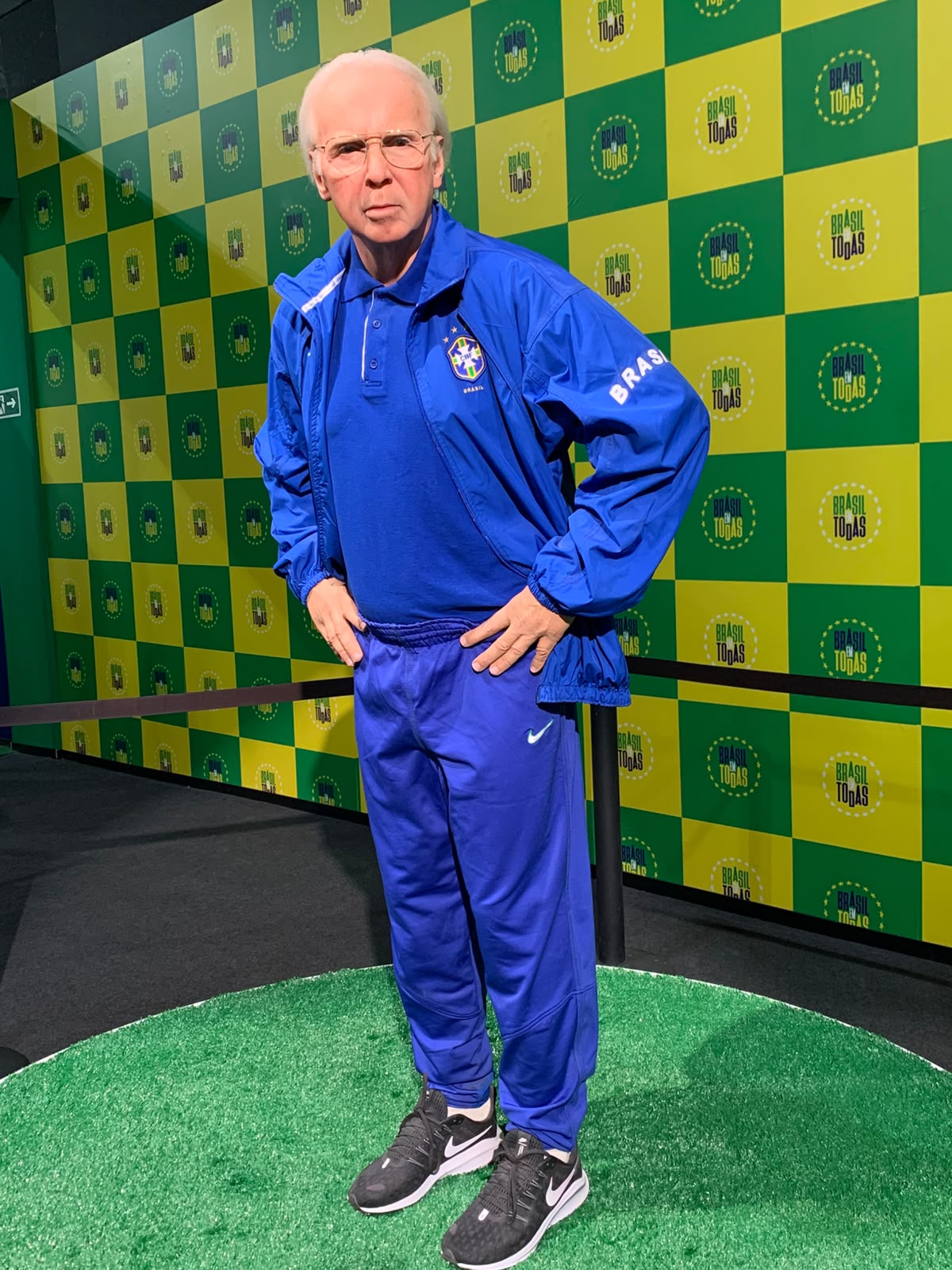 Estátua reproduzindo Zagallo em tamanho real, com roupa da comissão técnica na cor azul