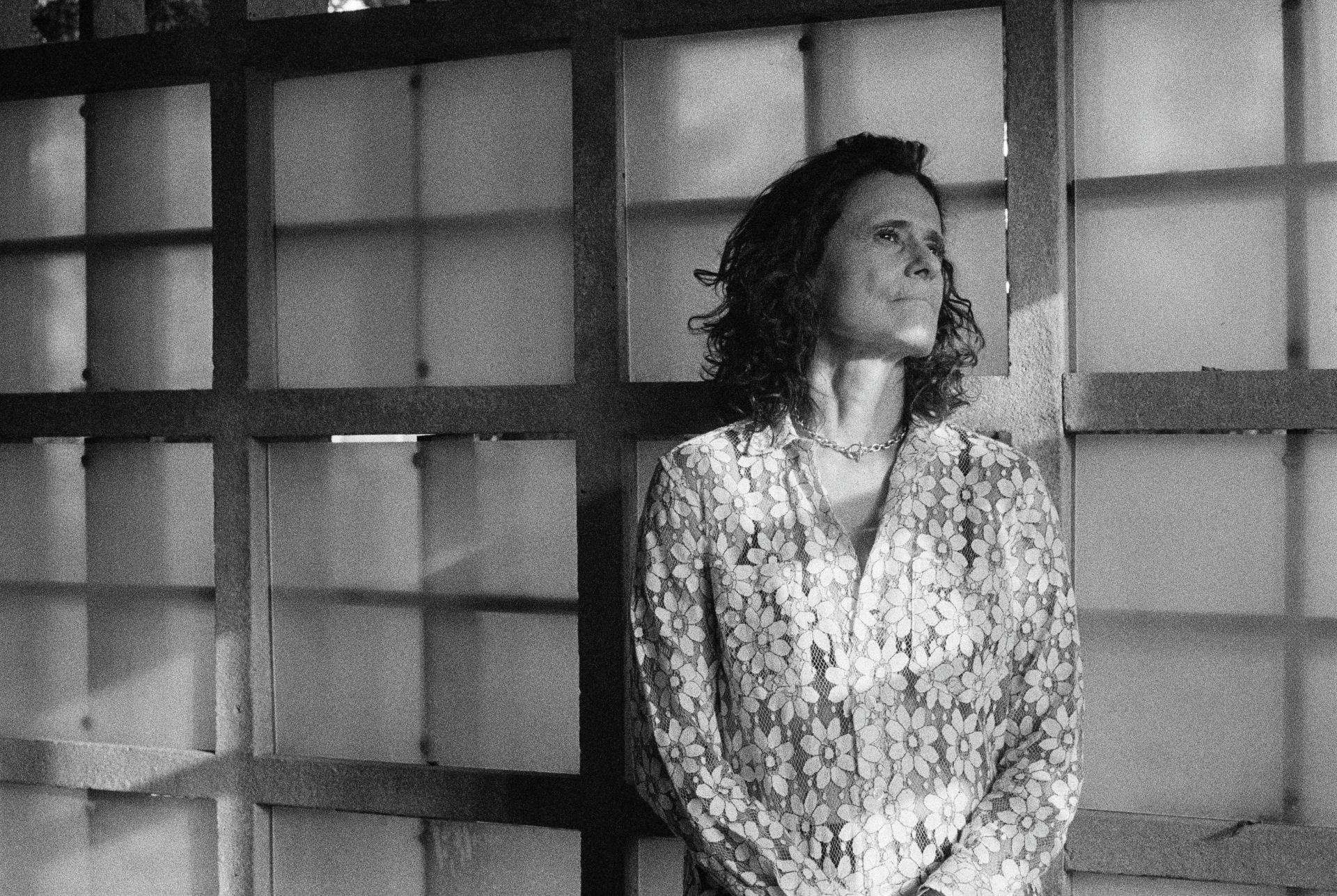 Zélia Duncan olha para o lado, em uma foto em preto e branco