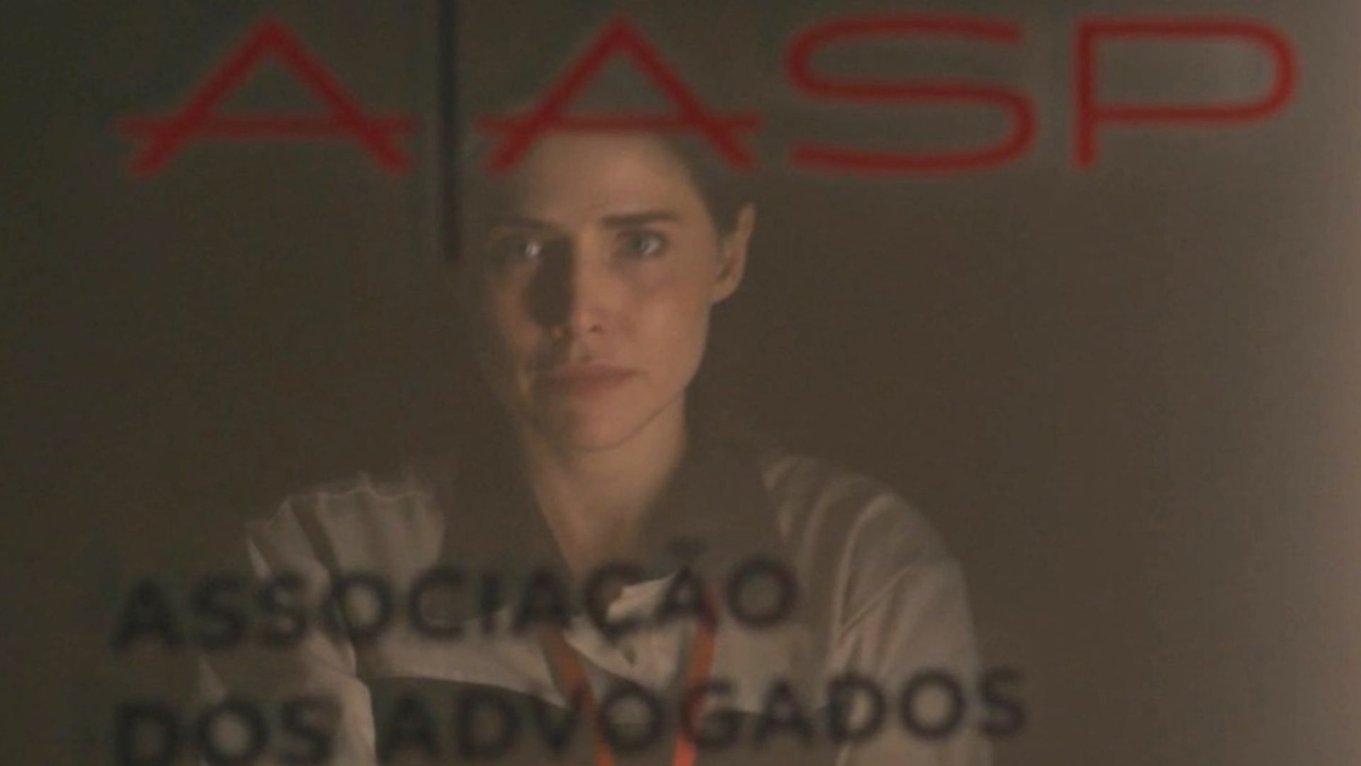 Em 'Quem Ama Cuida', Adriana consegue um trabalho na área de limpeza da Associação de Advogados onde Ademir trabalha
