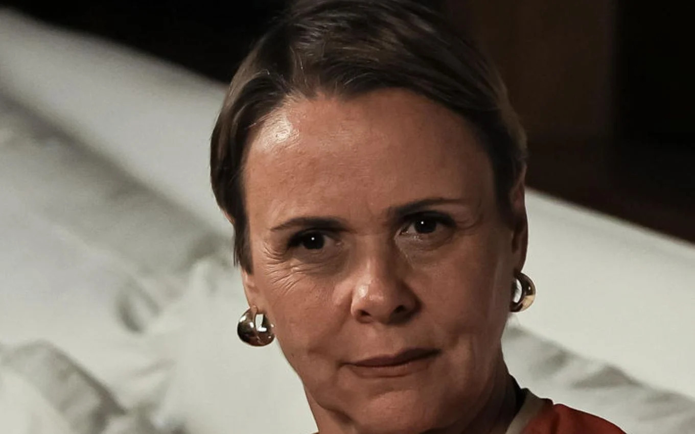 Giulia Gam está com cabelos curtos e brincos