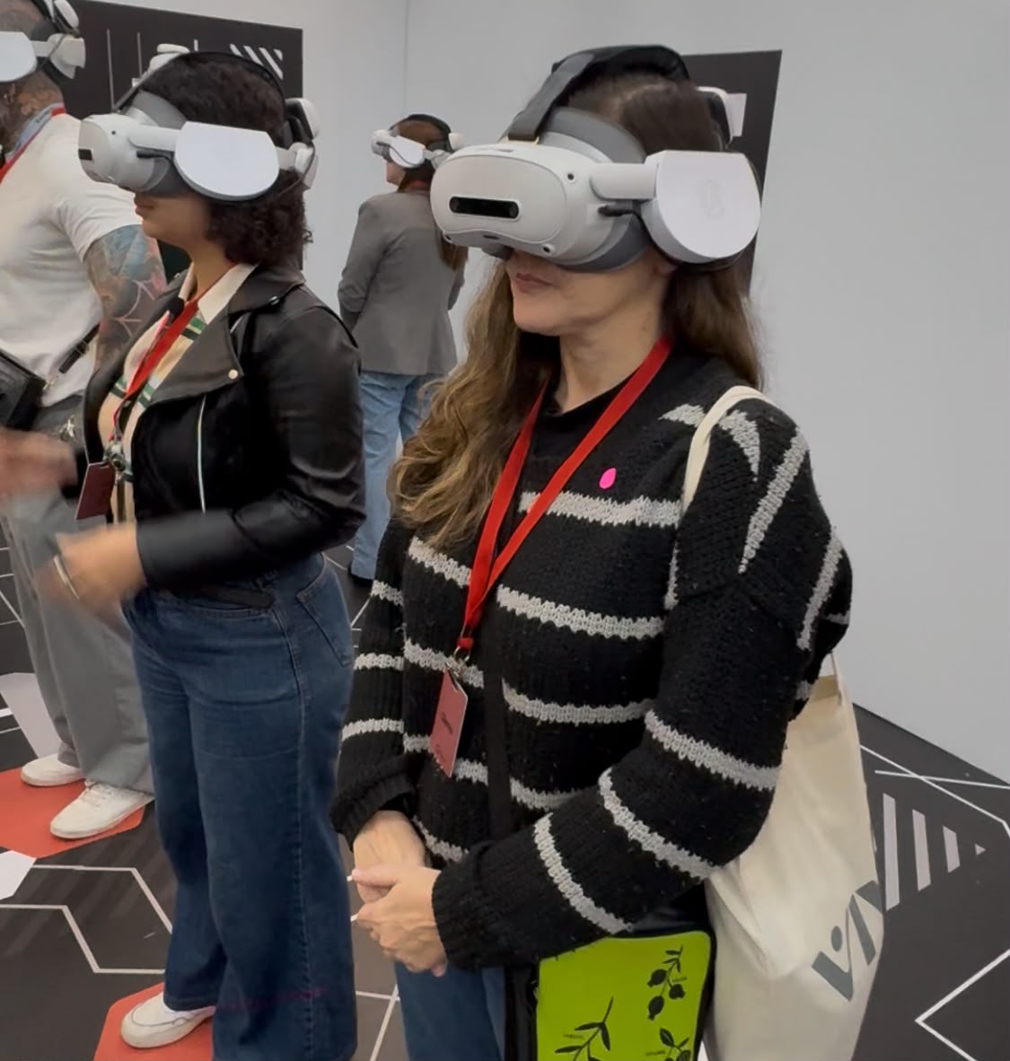 A repórter Adriana Del Ré usa um simulador de realidade virtual