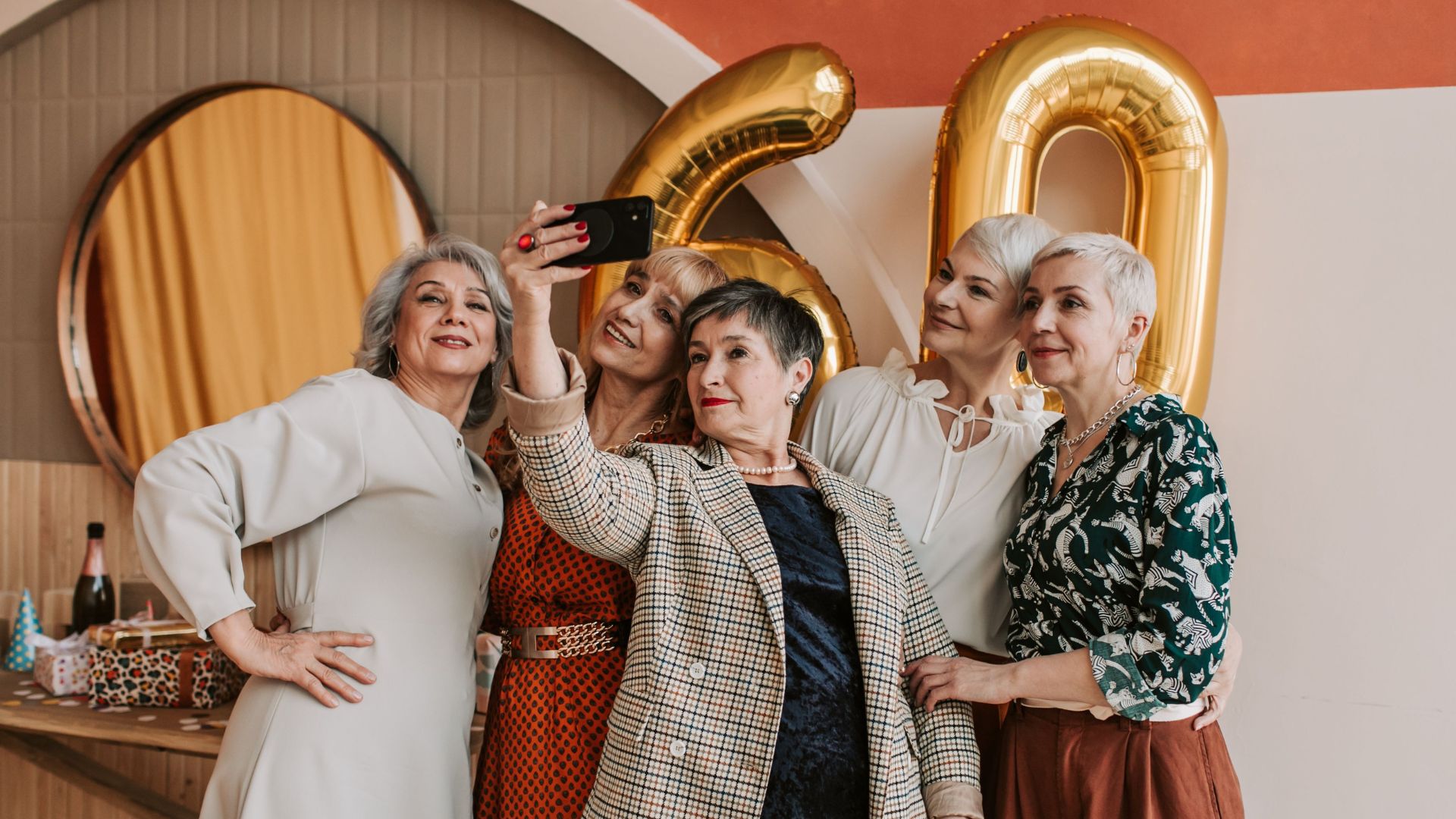 amigas reunidas tirando selfie comemorando um aniversário de 60 anos