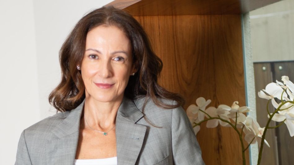 Ana Leoni, economista, mulher, clara, cabelos longos e castanhos