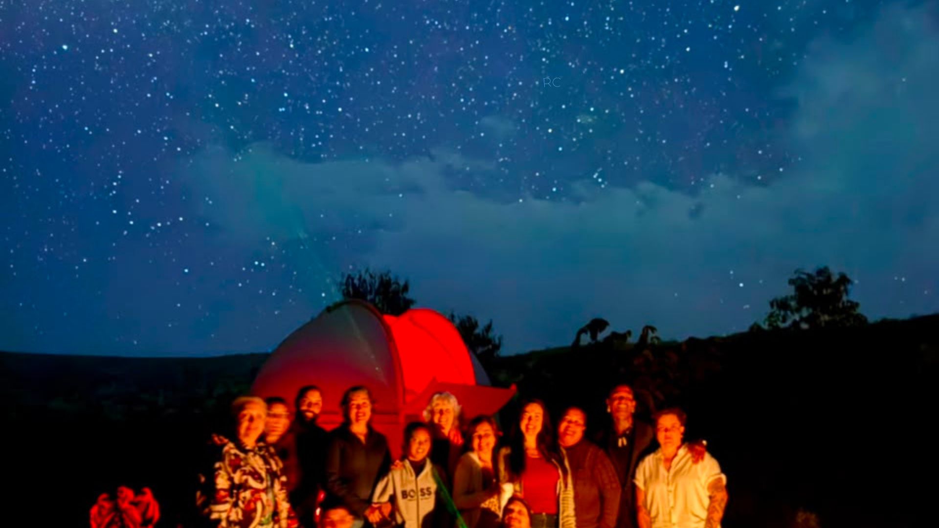 Pessoas observando as estrelas na Chapada dos Veadeiros