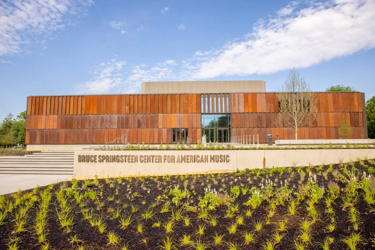 A fachada com dois andares do Centro Bruce Springsteen para Música Americana