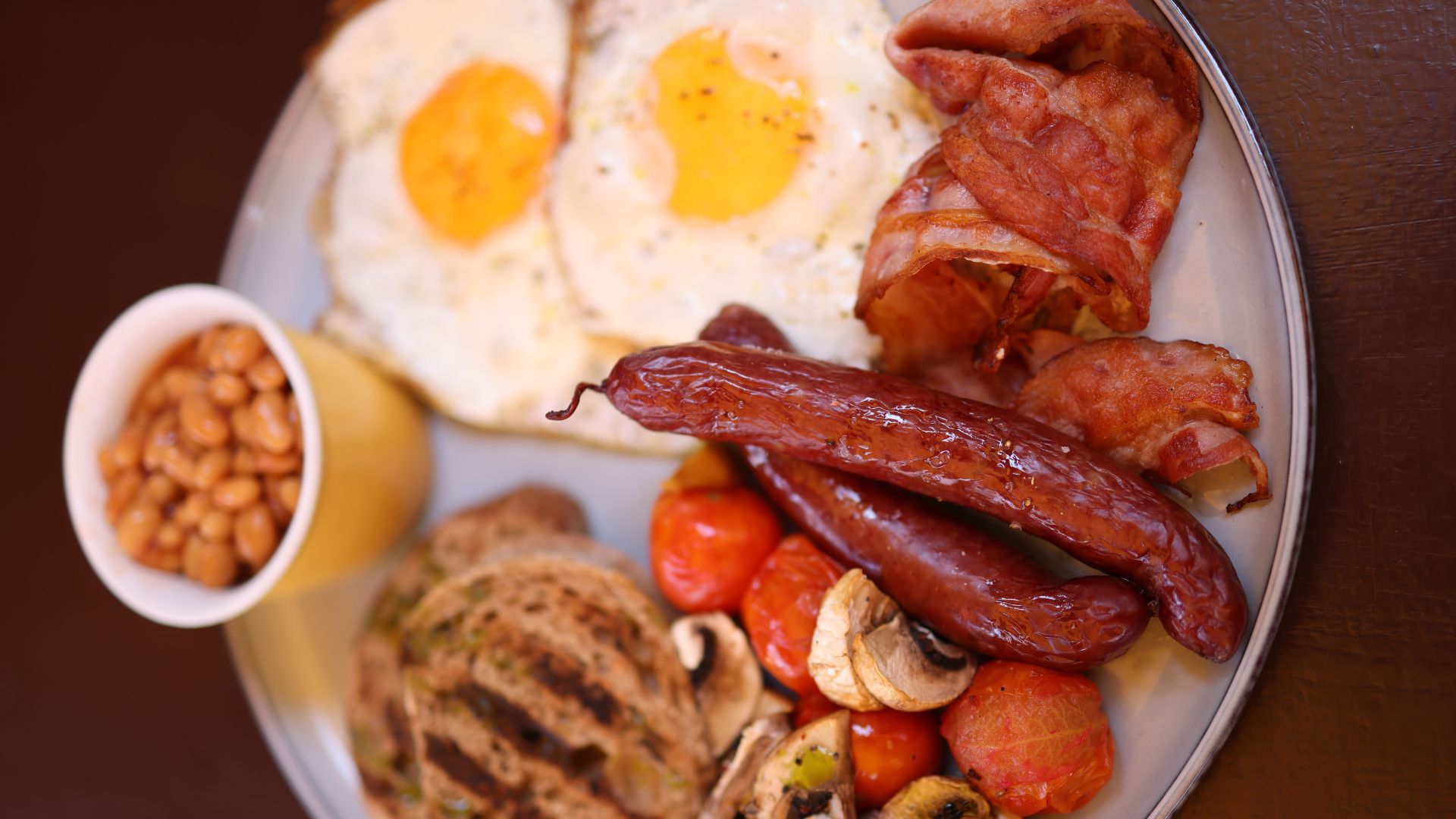 O clássico café da manhã britânico tem linguiças, ovos e até feijão