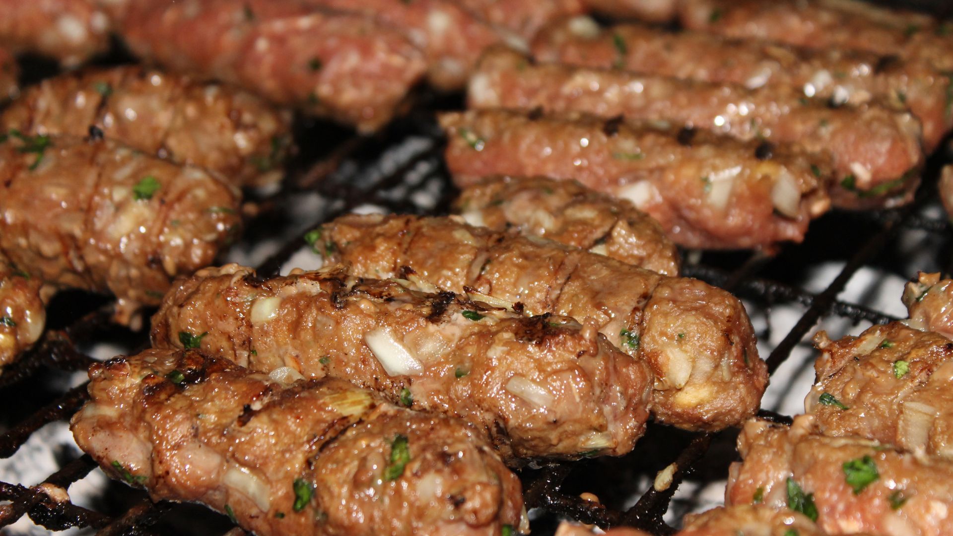 Ćevapčići (ou Ćevapi) é um prato nacional na Bósnia e Herzegovina