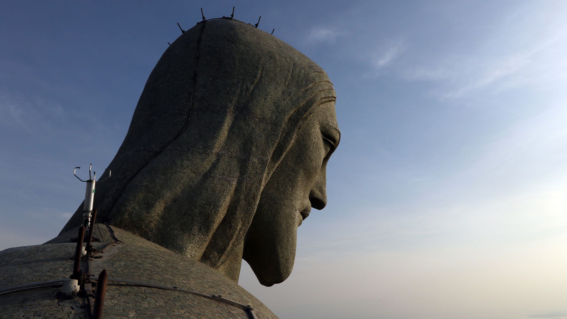 Subida até os braços da estátua do Cristo Redentor, no morro do Corcovado