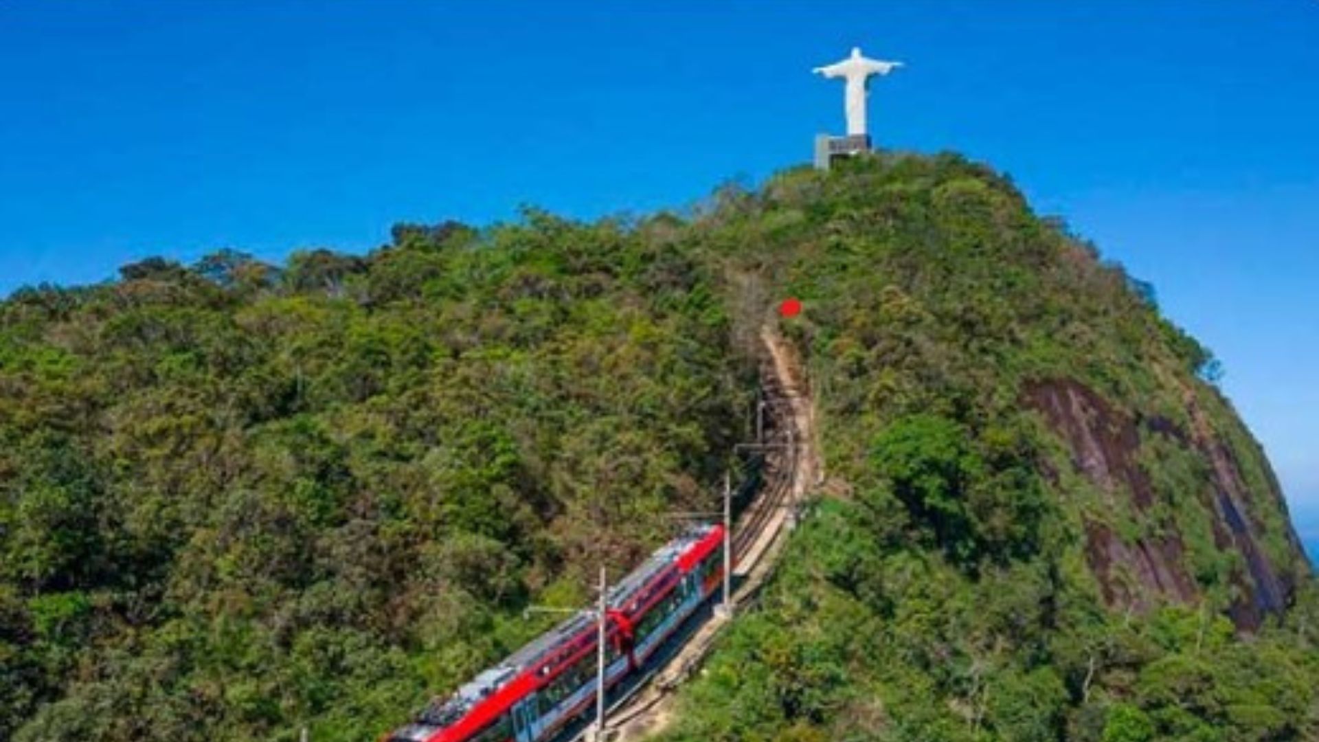 Trem do Corcovado subindo em direção ao Cristo Redentor