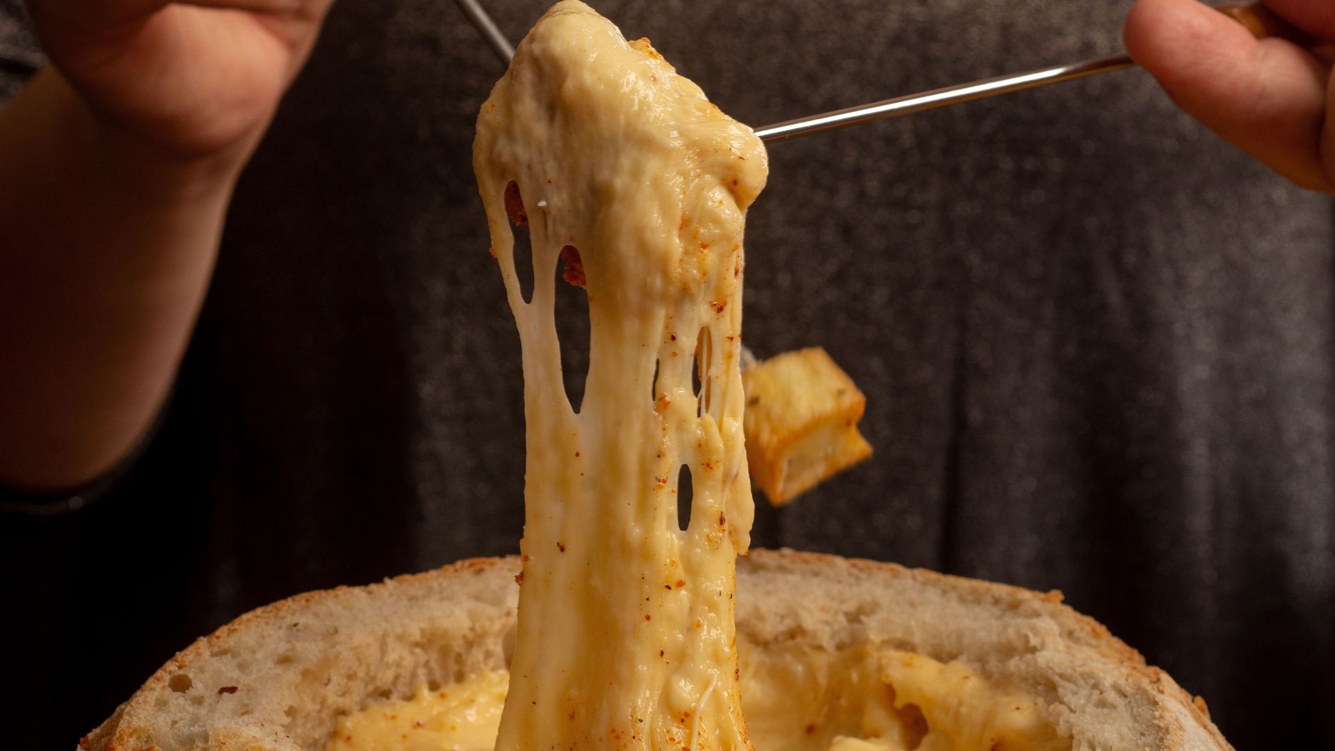 Fondue de queijo é um prato típico da Suíça