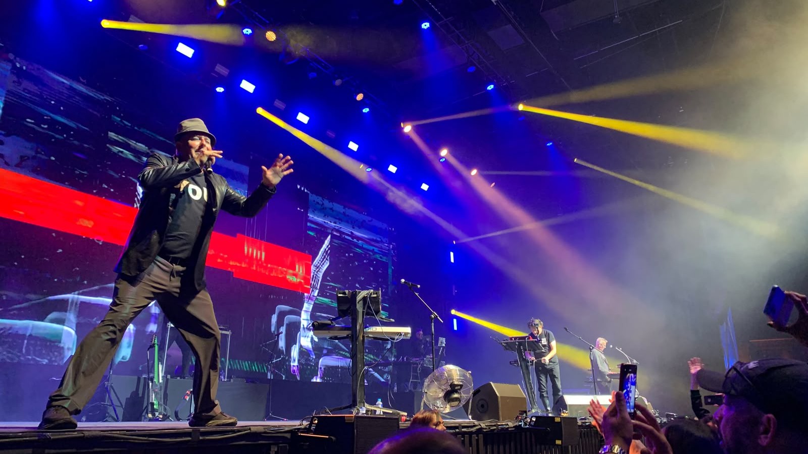 Information Society está em cima do palco