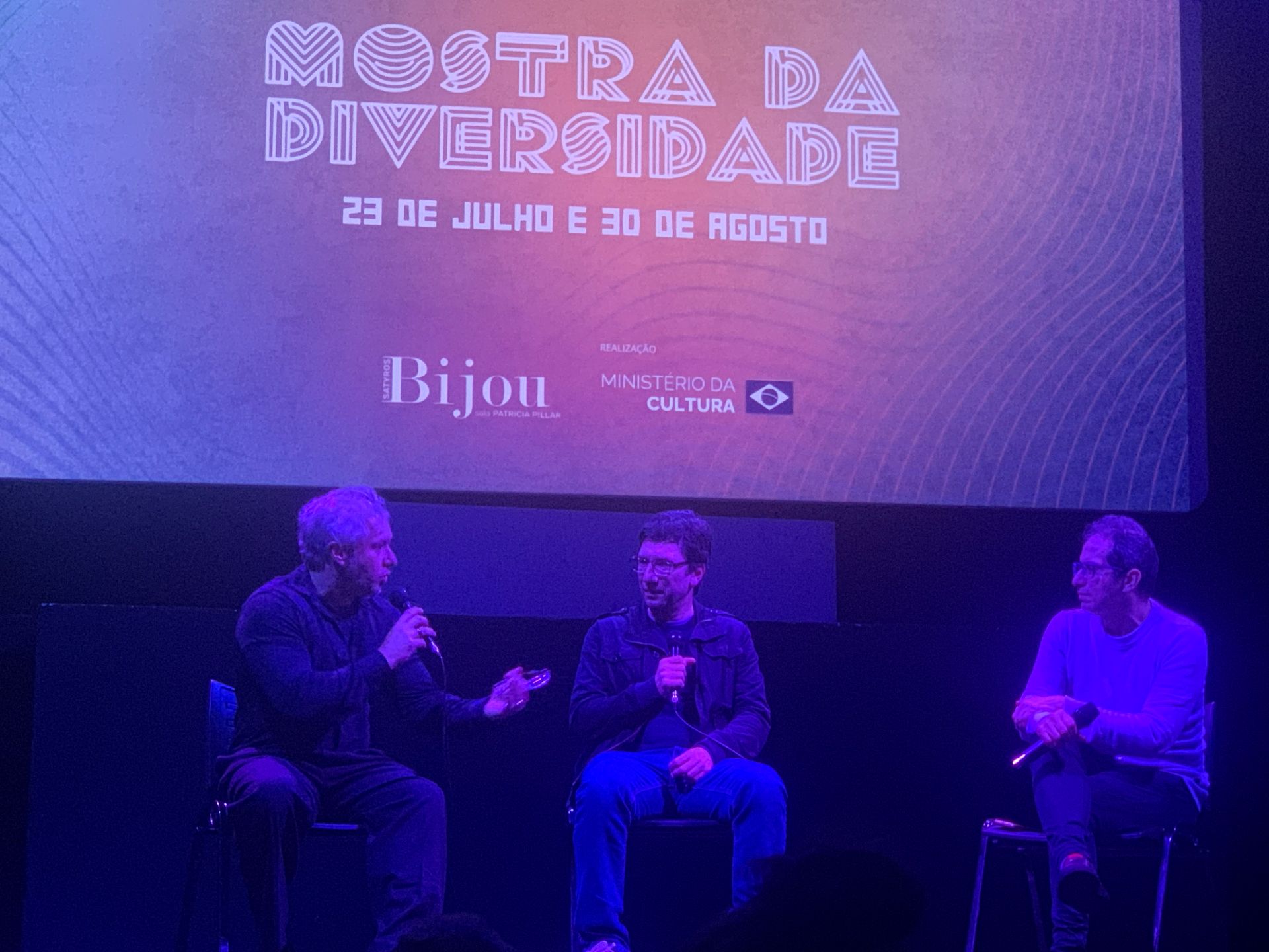 Julio Maria, Felipe Nepomuceno e Amilton Pinheiro estão sentados conversando entre eles