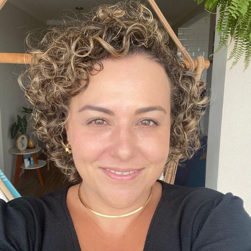 Kátia é uma mulher branca, com cabelos curtos com luzes