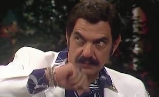 O personagem de Lima Duarte, Sinhozinho Malta, está mexendo suas pulseiras