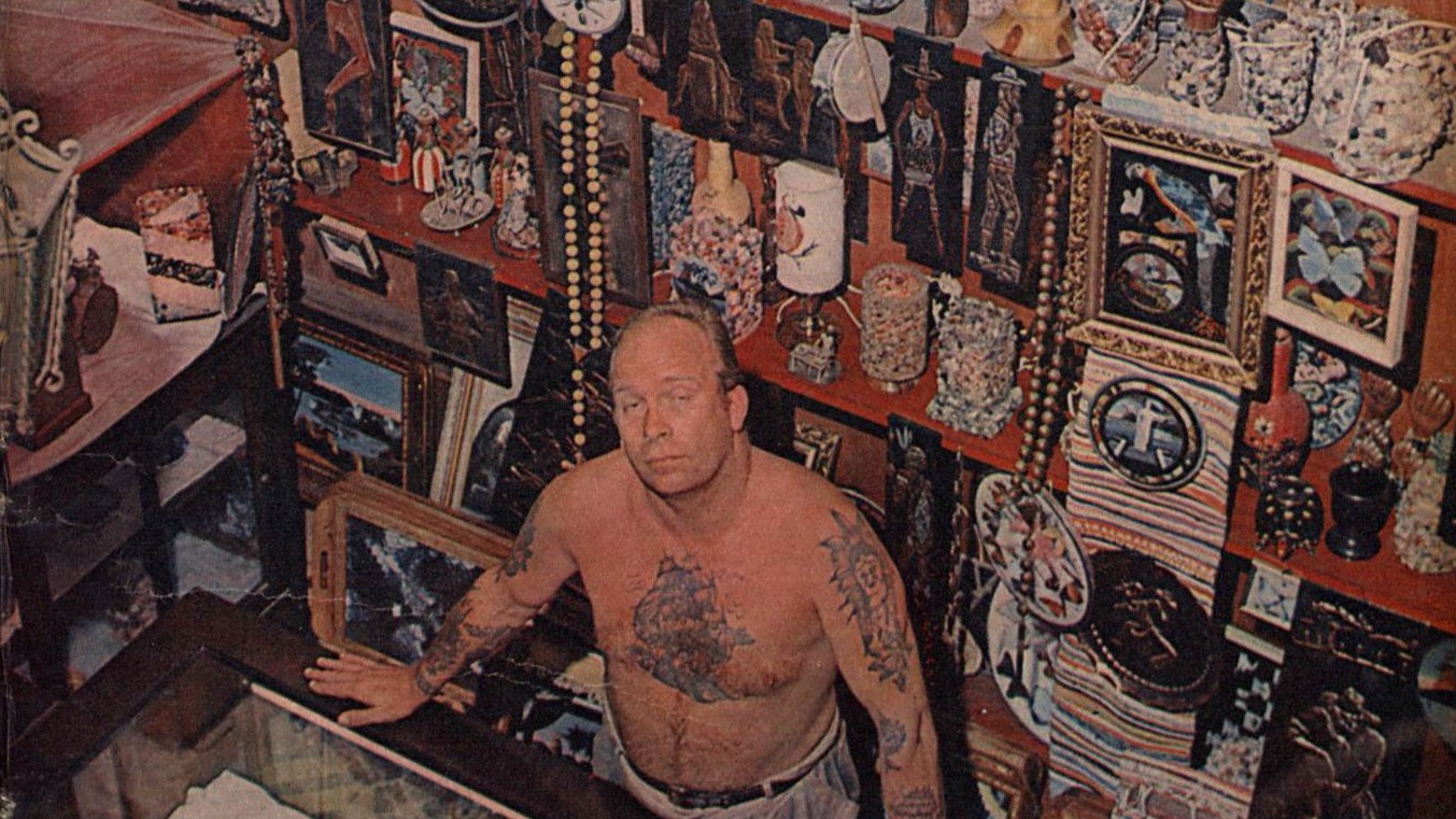 foto antiga com tatuador Lucky em seu estúdio