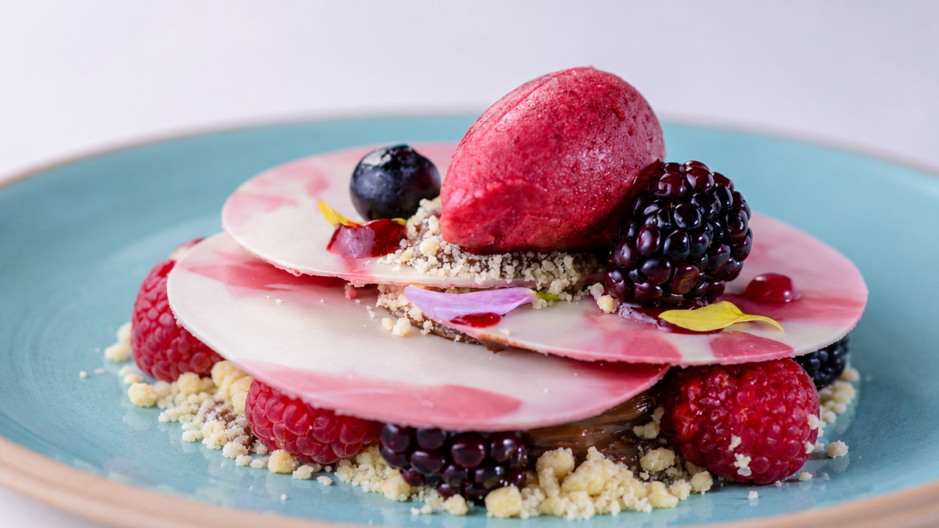 Mousse de chocolate e texturas de frutas vermelhas