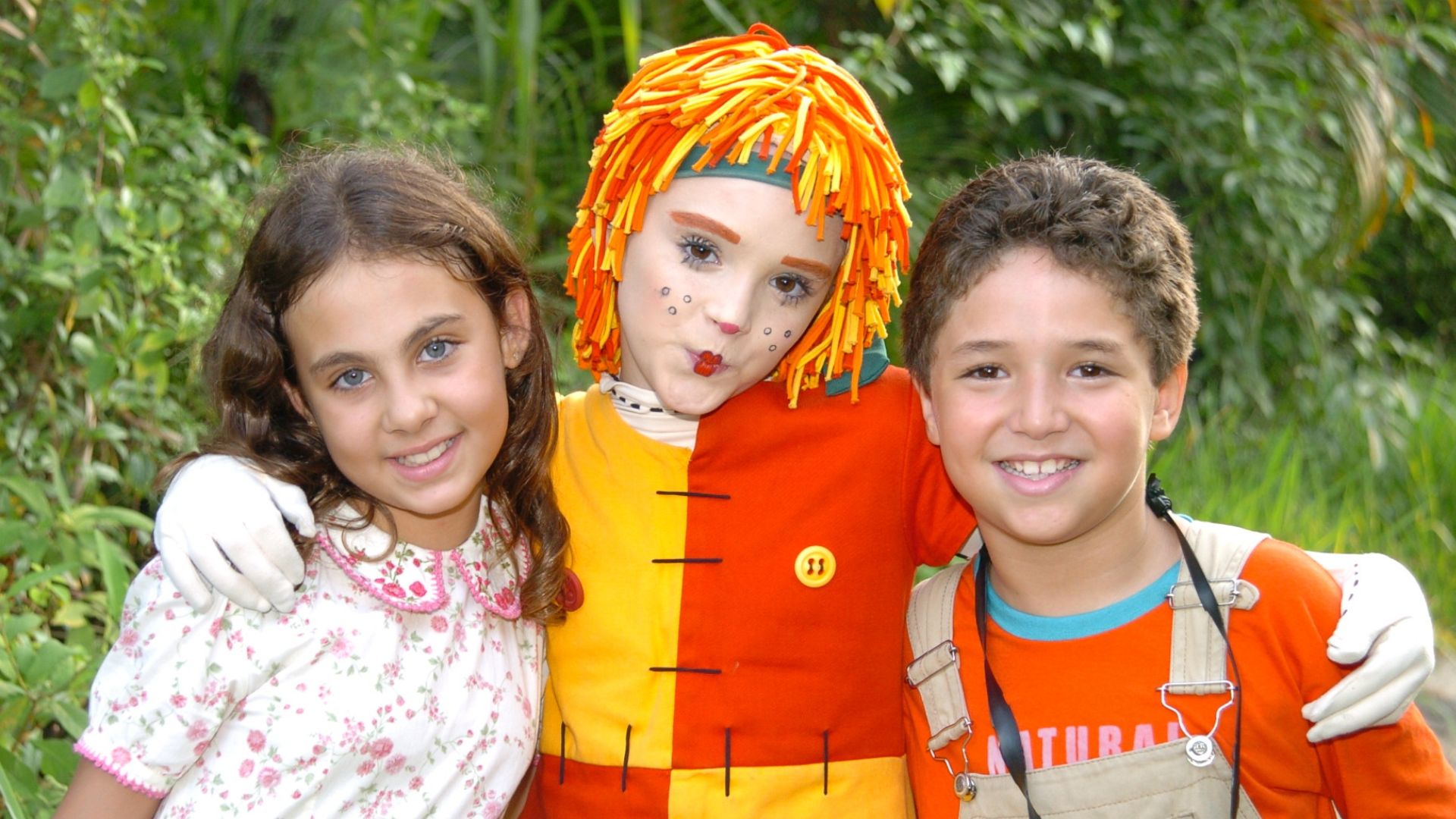 Narizinho (Caroline Molinari), Emília (Isabelle Drummond) e Pedrinho (João Vitor Silva) em Sítio do Pica-pau Amarelo