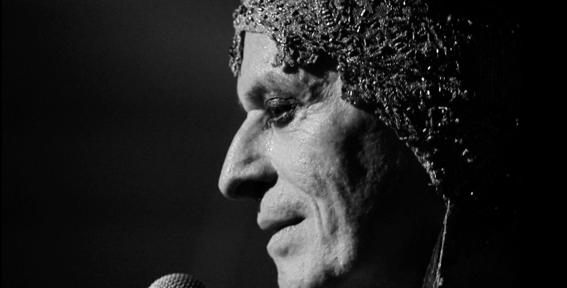 O rosto de Ney Matogrosso está de perfil, em uma foto preto e branco