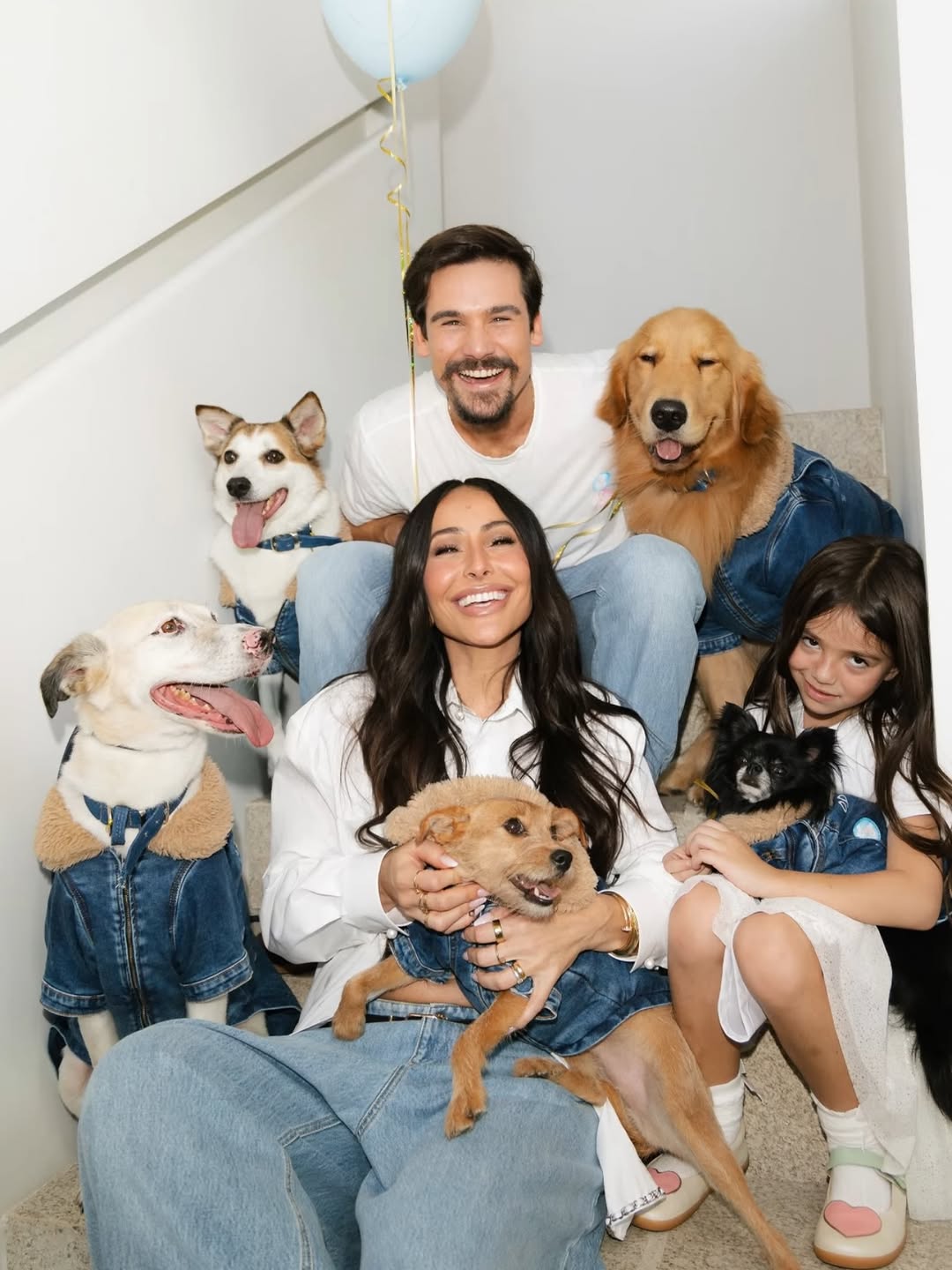 Sabrina Sato com seus 5 cachorros, sua filha Zoe e marido Nicolas Prattes