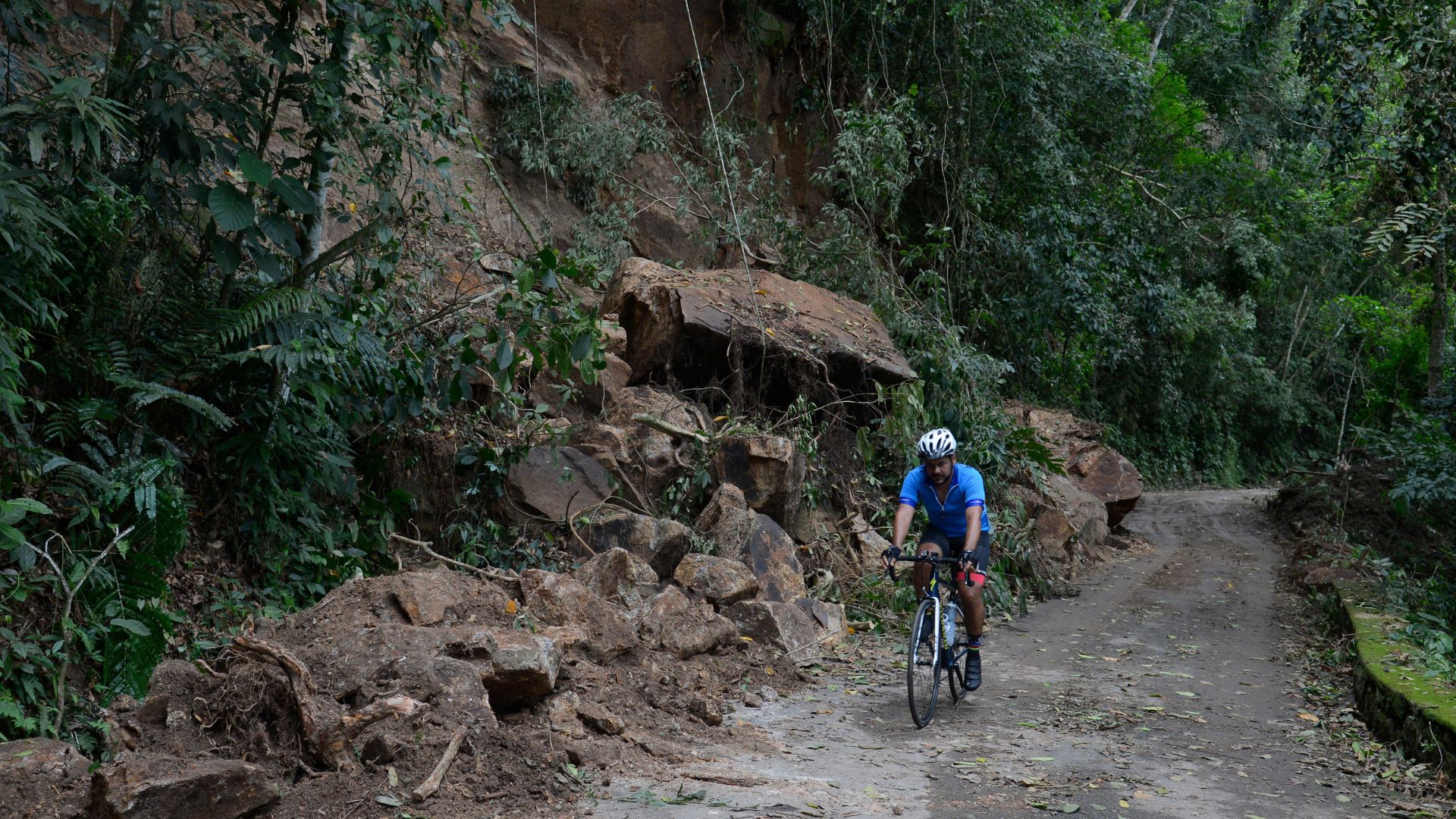 homem andando de bike no Parque Nacional da Tijuca