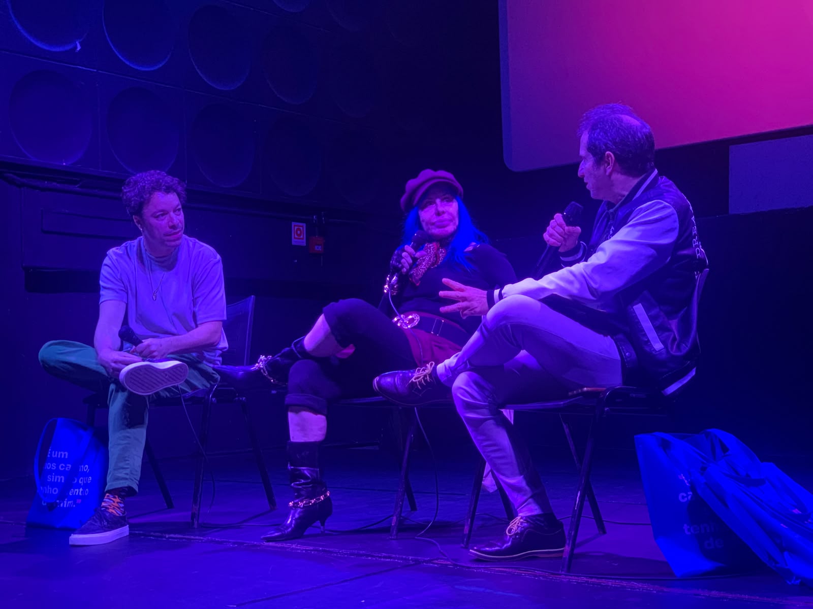 Rafael Saar, Baby do Brasil e Amilton Pinheiro estão em debate, em cima de uma palco