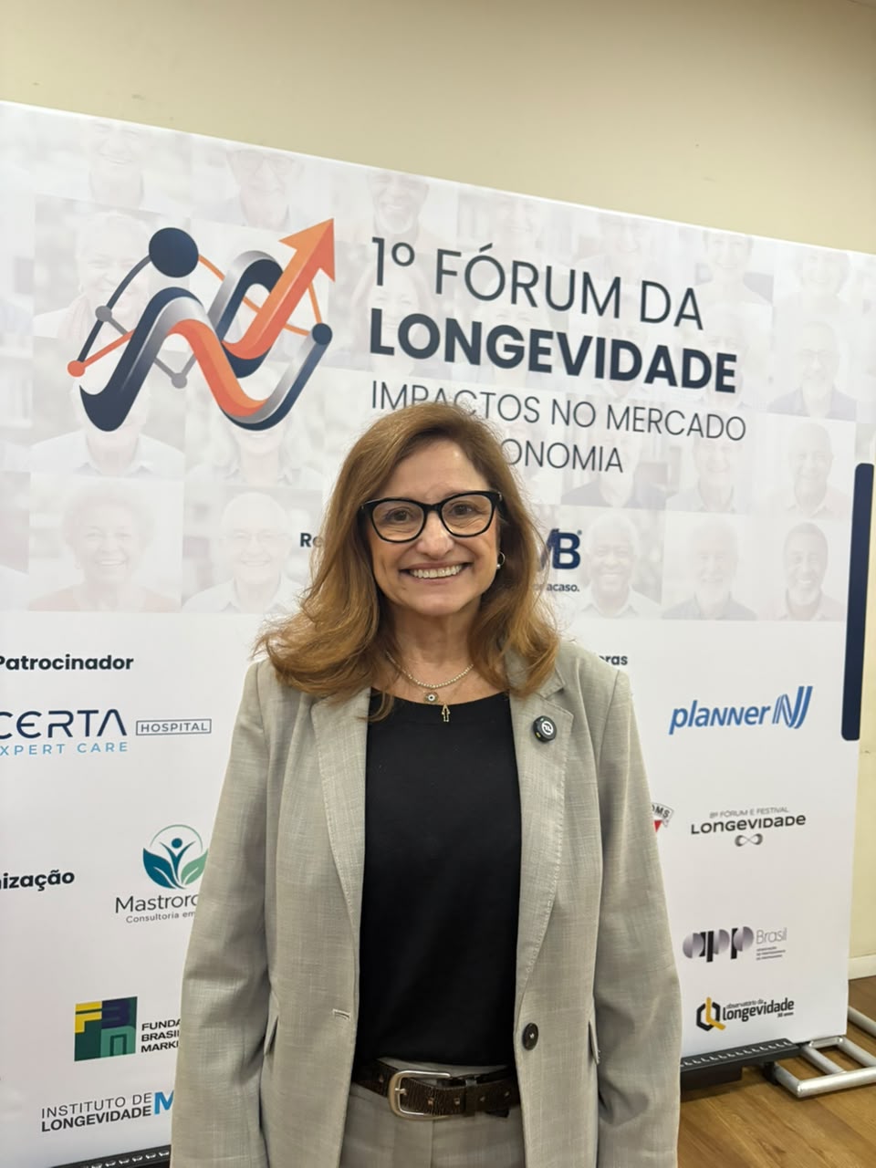 Rita Almeida, mulher, branca, cabelos claros e longos