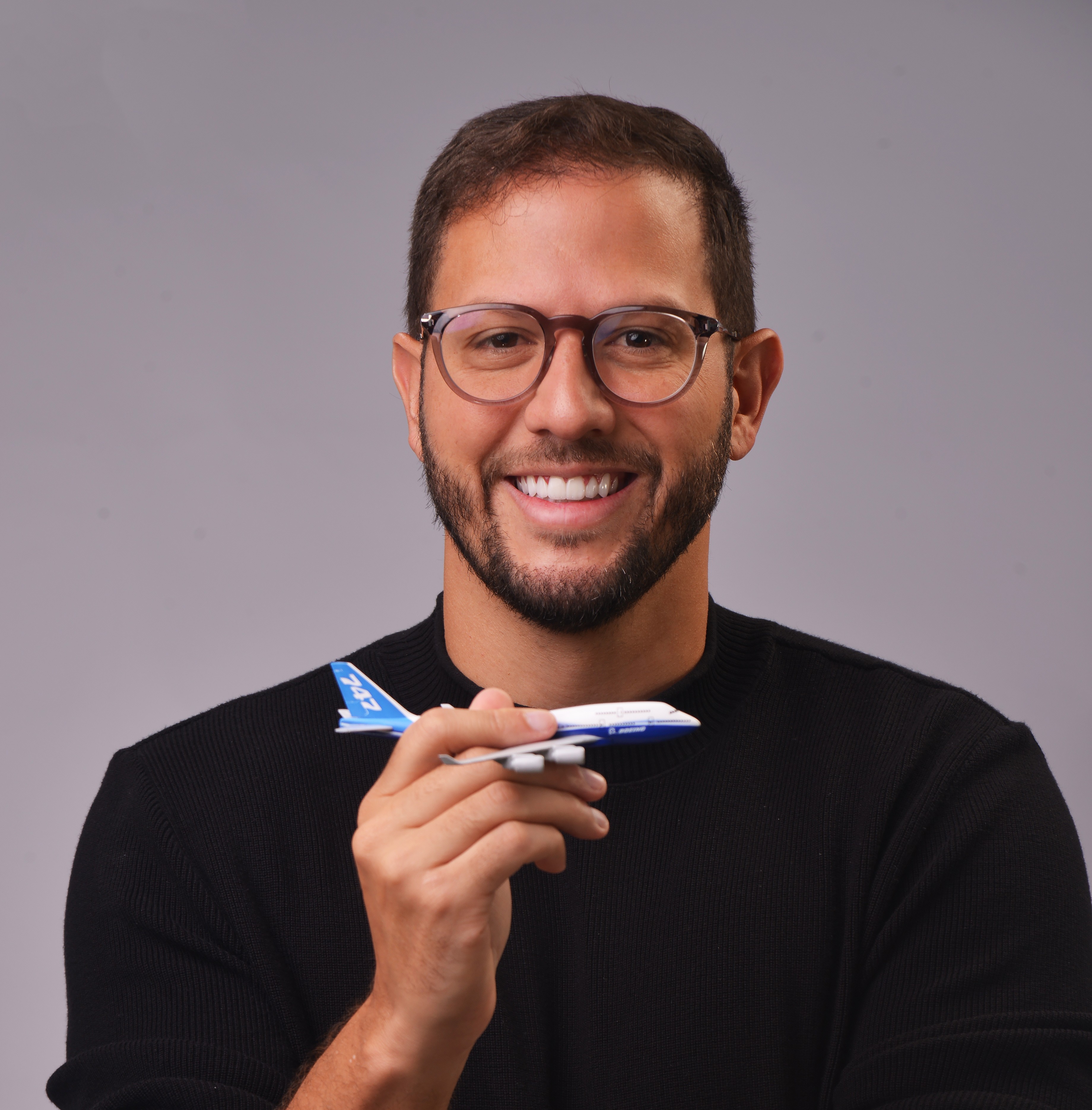 Rodrigo Góes, homem, branco, cabelos curtos e castanhos, de óculos