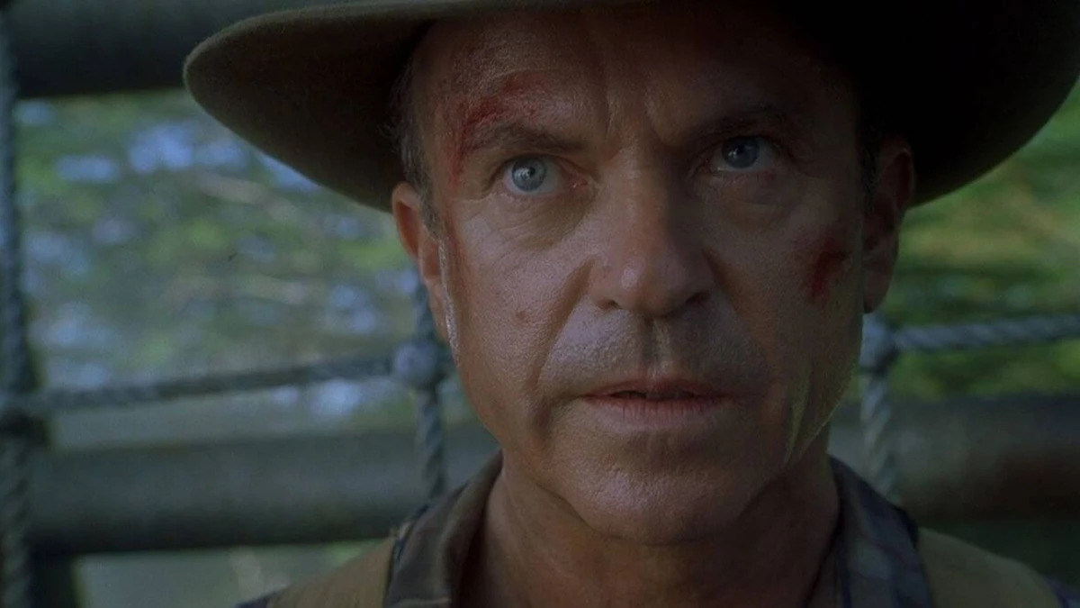 Neill Sam está caracterizado como seu personagem, com chapéu