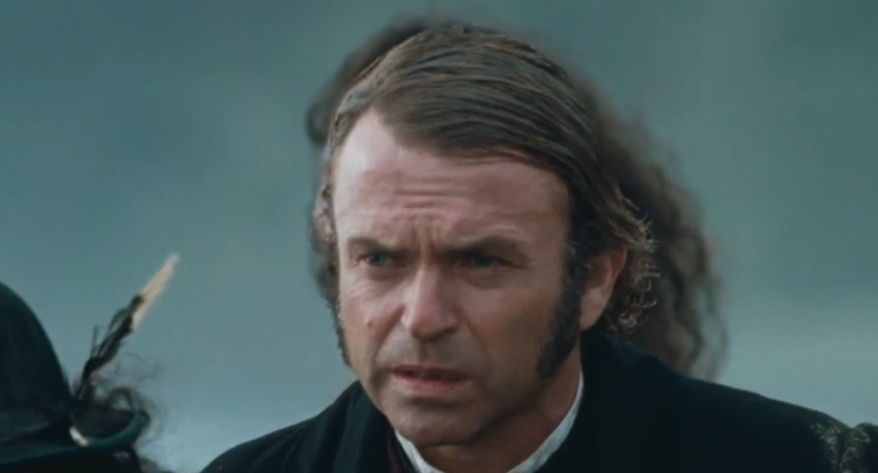 Sam Neill está caracterizado como seu personagem em O Piano