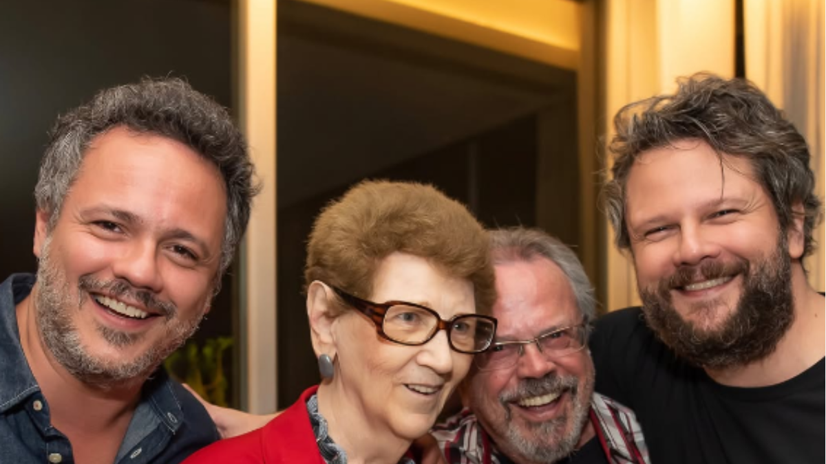 Foto com Danton Mello no canto esquerdo, sua mãe, pai e Selton Mello