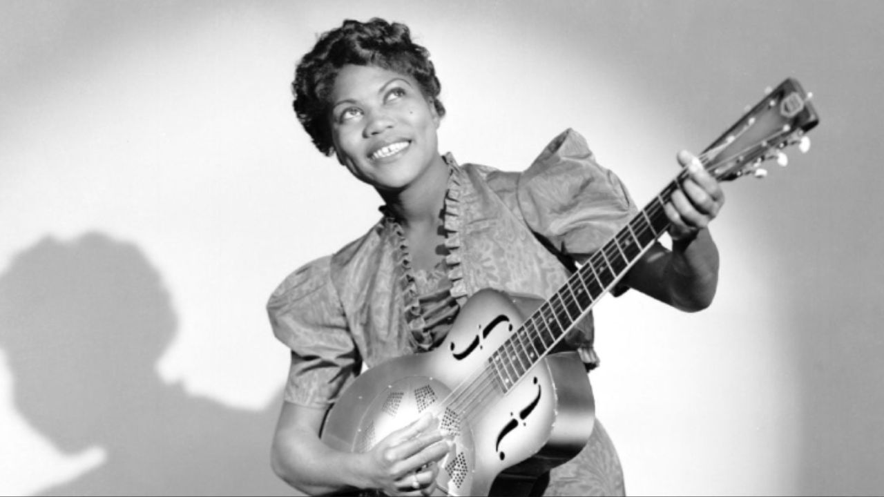 Sister Rosetta Tharpe segura uma guitarra, em uma foto branco e preto