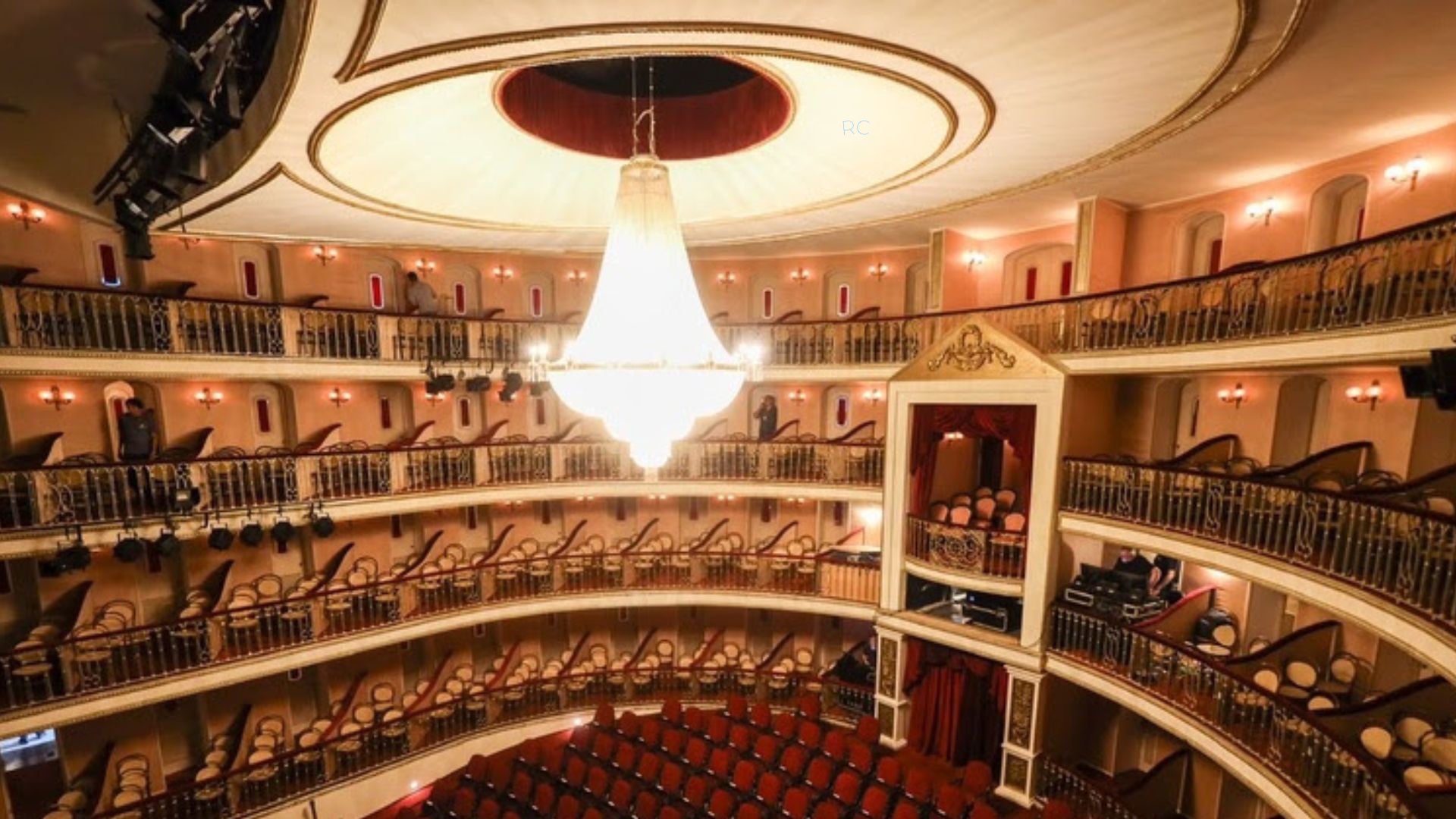 Foto interna do teatro Arthur Azevedo, em São Luís, com lustre enorme no centro