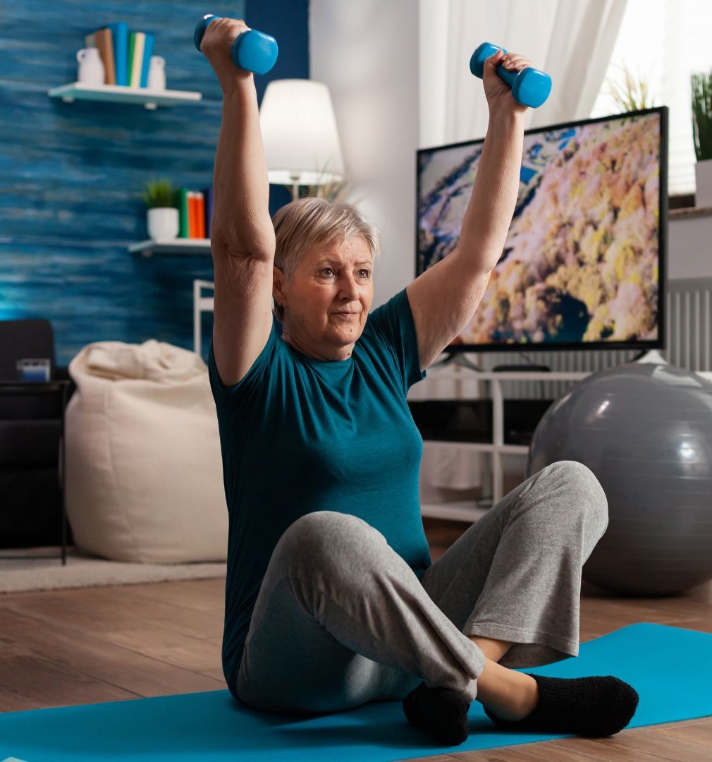 idosa realizando exercícios