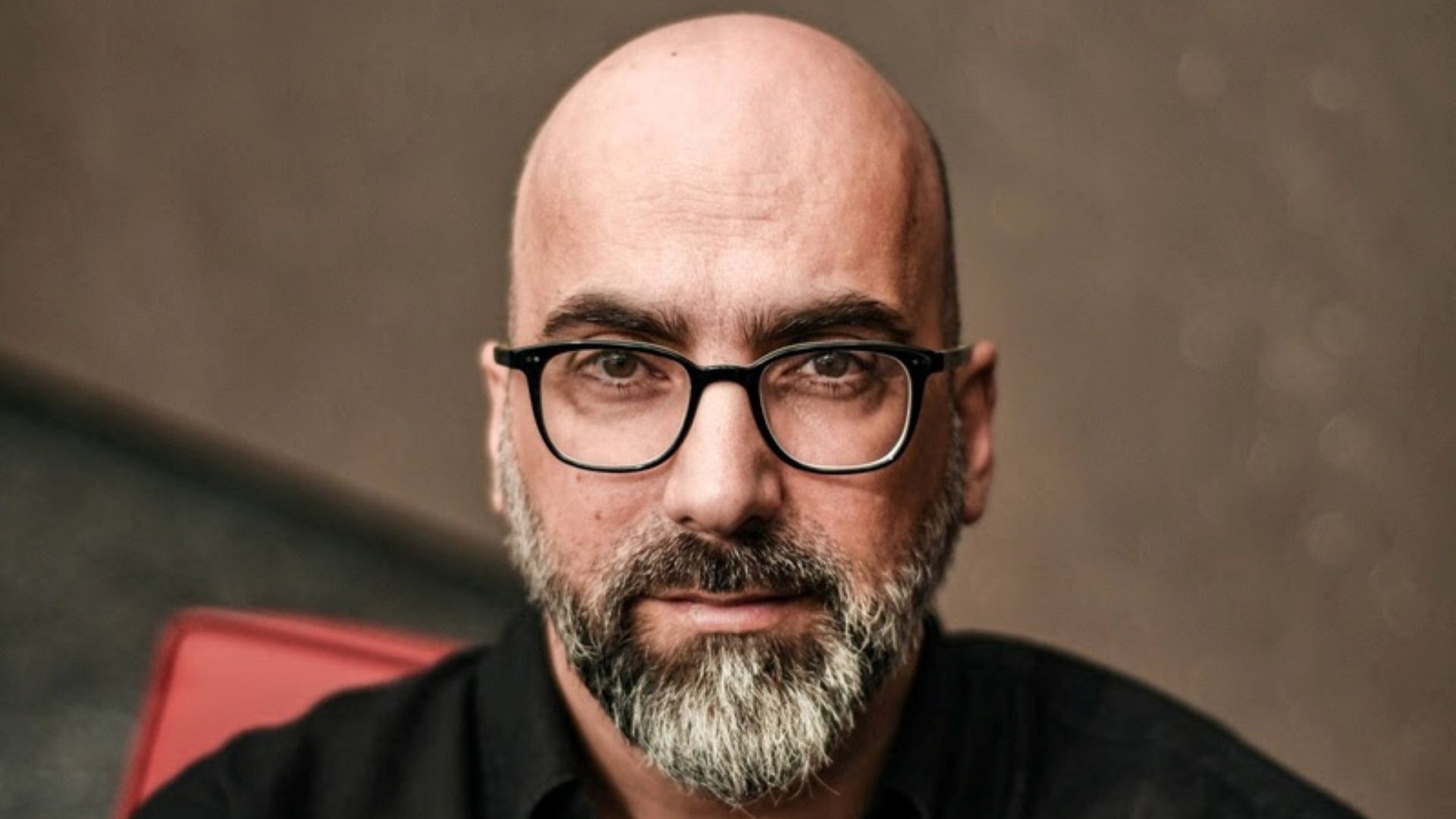 O escritor Valter Hugo Mãe usa barba e óculos
