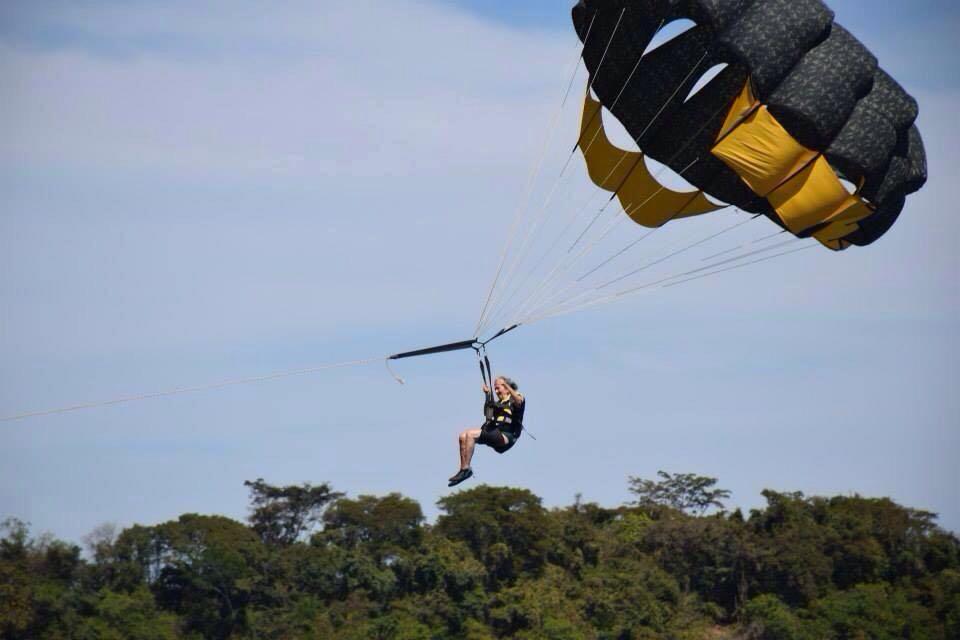 Aos 88 anos, Noemia encarou um voo de parasail na Praia do Croá