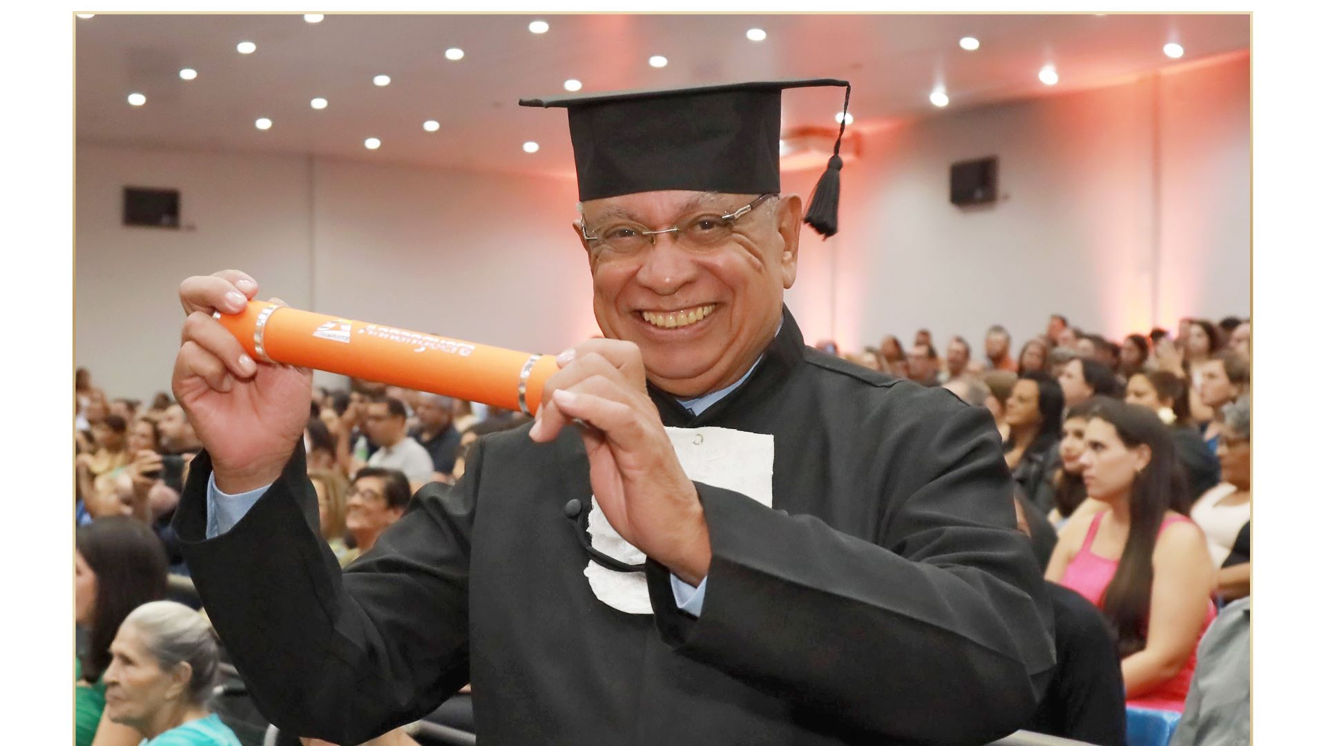 Sergio Rodrigues Vieira, usando beca e roupa  preta 