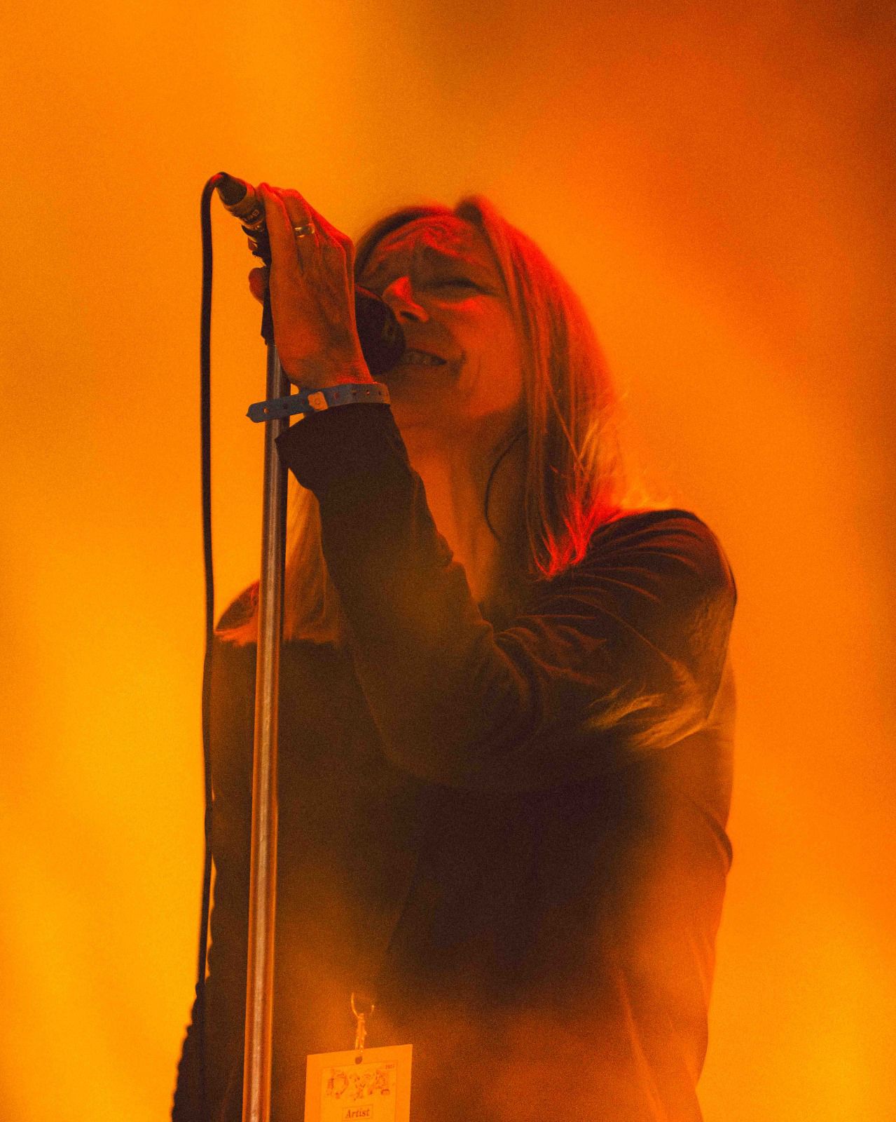 Beth Gibbons está segurando o microfone, cantando