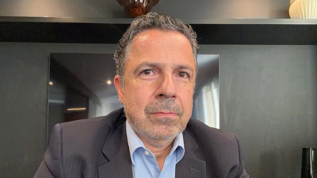 Caio Ruotolo, advogado, homem, branco cabelelos curtos e escuros