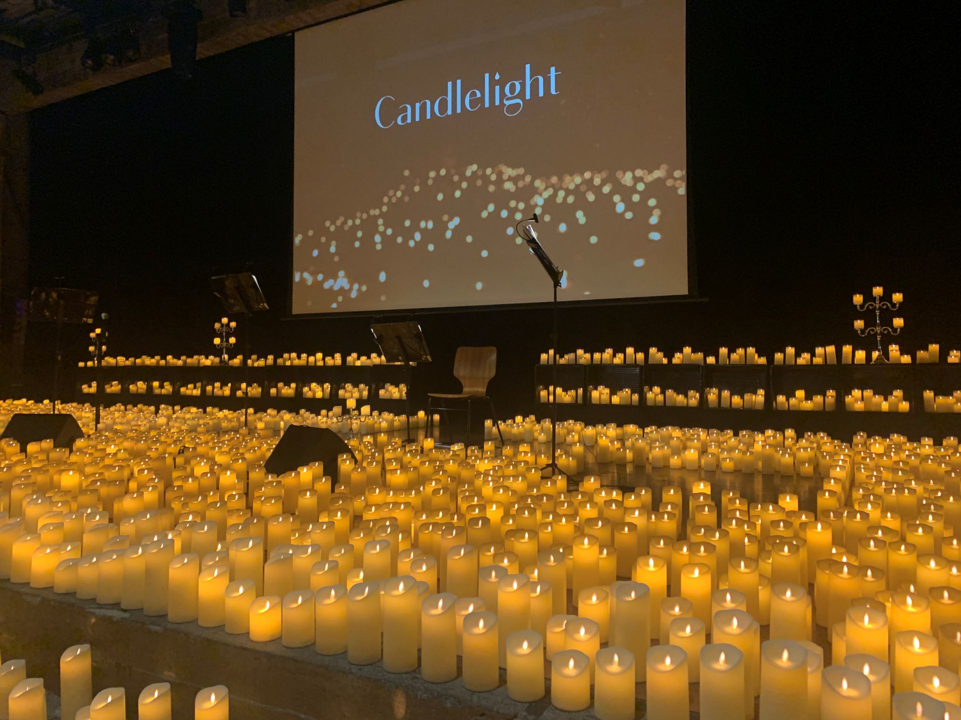 Palco todo tomado com velas cenográficas
