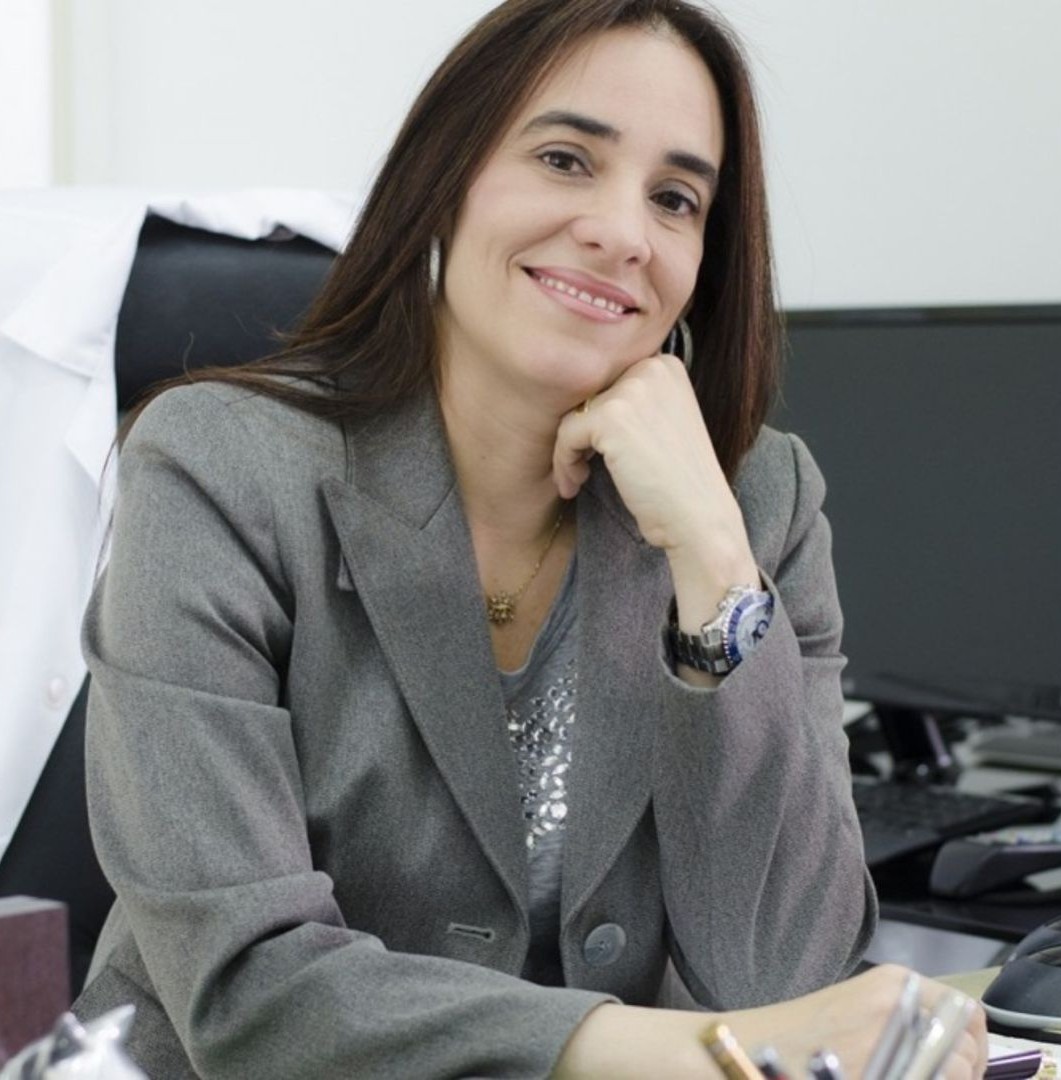Dra. Carla Vidal é médica especializada em dermatologia e cirurgia dermatológica