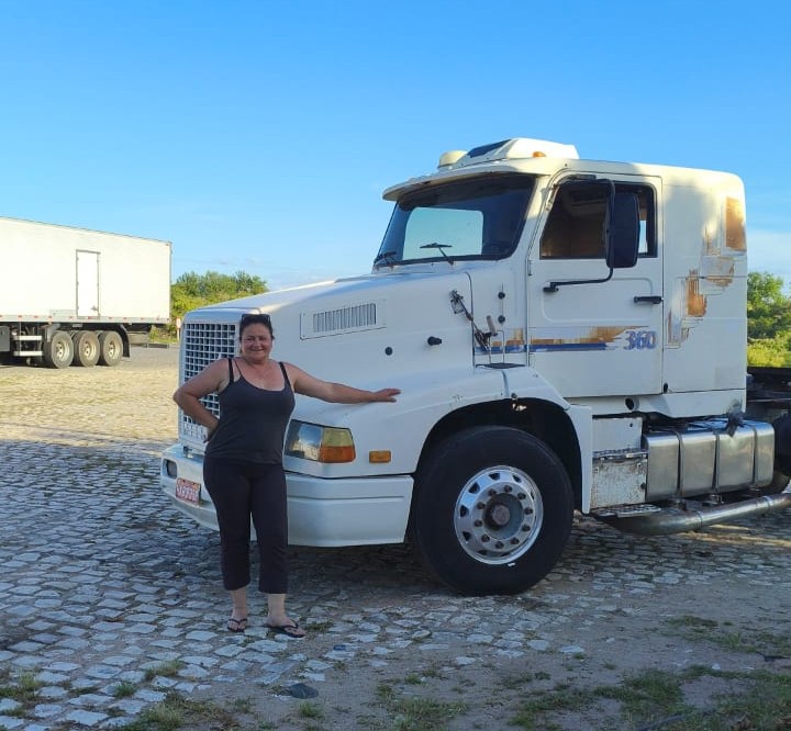 Cátia Pires começou no setor de transporte aos 21 anos e, hoje, aos 51, é caminhoneira