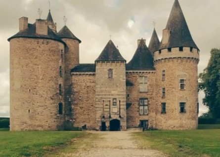 Foto do  Castelo de Bonneval mostrando ao centro a sua entrada