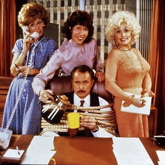 Dolly Parton está com Jane Fonda e Lily Tomlin de pé