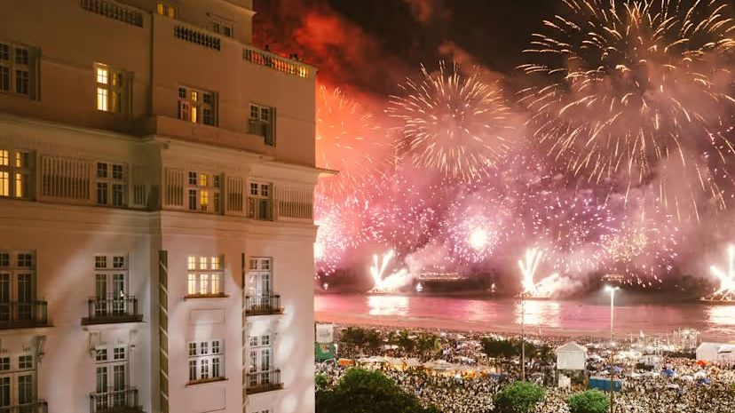 Lateral do Copacabana Palace com fogos de artificio ao fundo
