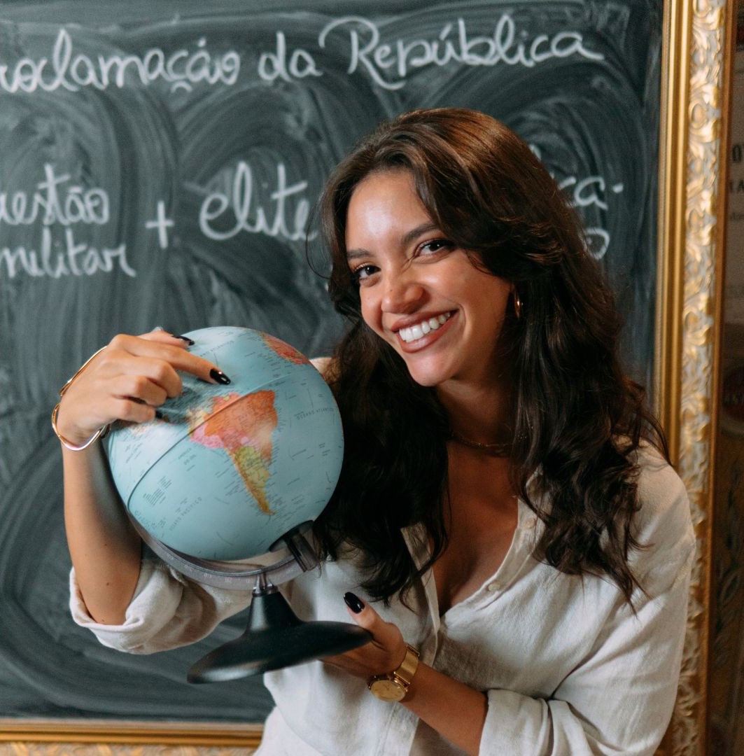 A criadora de conteúdo educacional Débora Aladim é formada em História pela UFMG e produz vídeo-aulas há mais de 10 anos