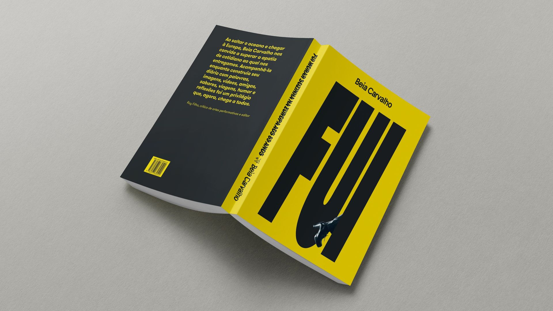 Capa do livro “#FUI – Morar Sozinha na Europa aos 69 anos” é amaralo com a palavra Fui em preto ocupando toda a capa