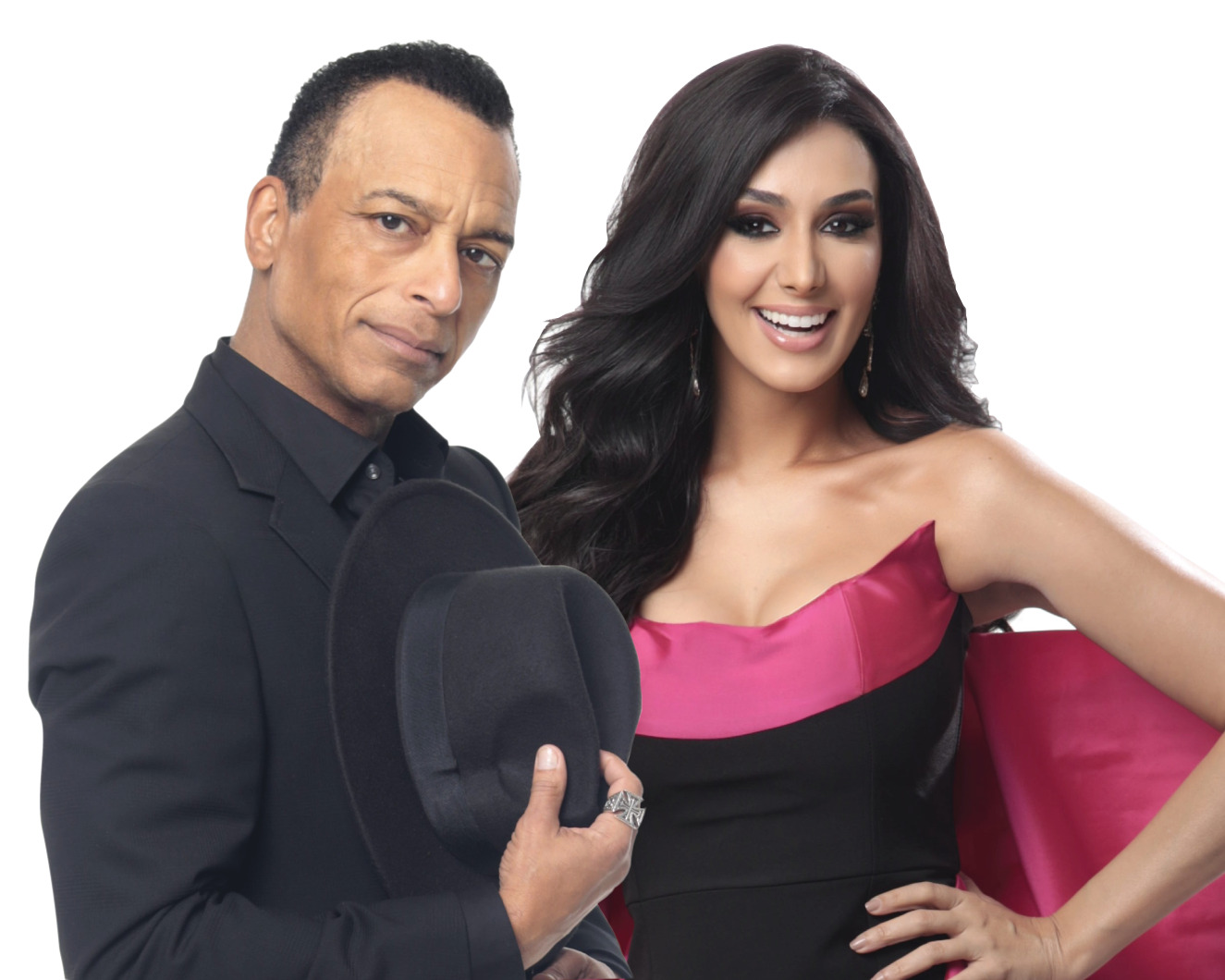 Jon Secada está todo vestido de preto e com chapéu na mão, ao lado de Marina Elali, com vestido preto e rosa